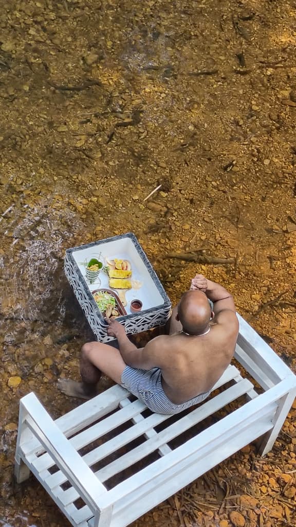 Floating lunch guest